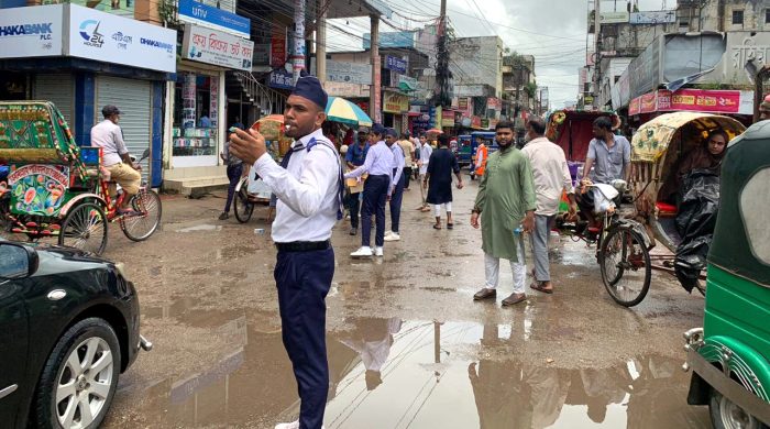 Students are in charge of traffic to restore order on the road