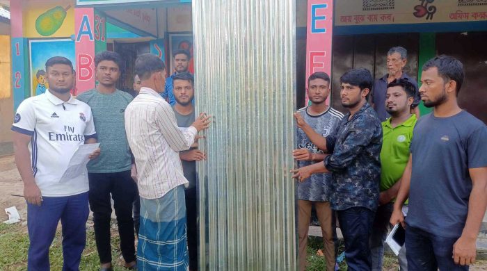 Tin distribution among flood victims in Rajnagar